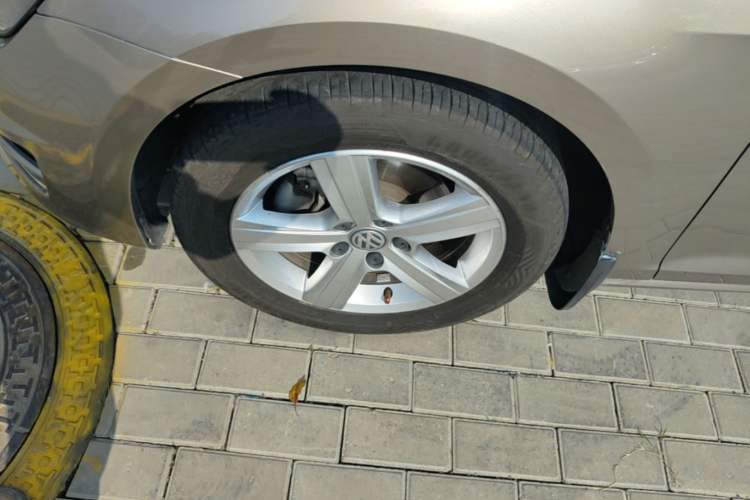 Used Volkswagen Golf 2016 230TSI Manual Comfort Version Left Front Wheel Hub