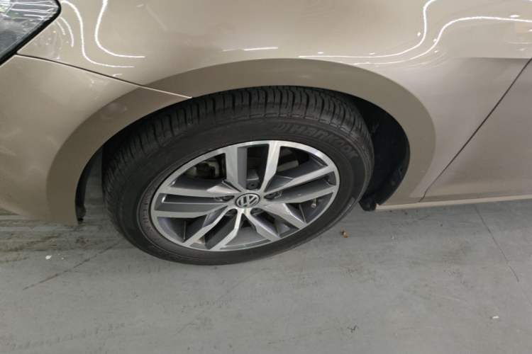 Used Volkswagen Golf 2016 230TSI Automatic Luxury Version Left Front Wheel Hub
