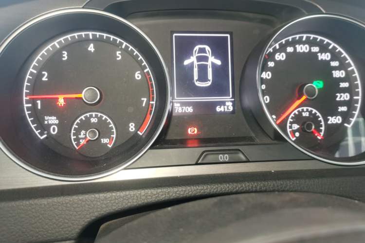 Used Volkswagen Golf 2016 230TSI Automatic Comfort Version Odometer Close Up