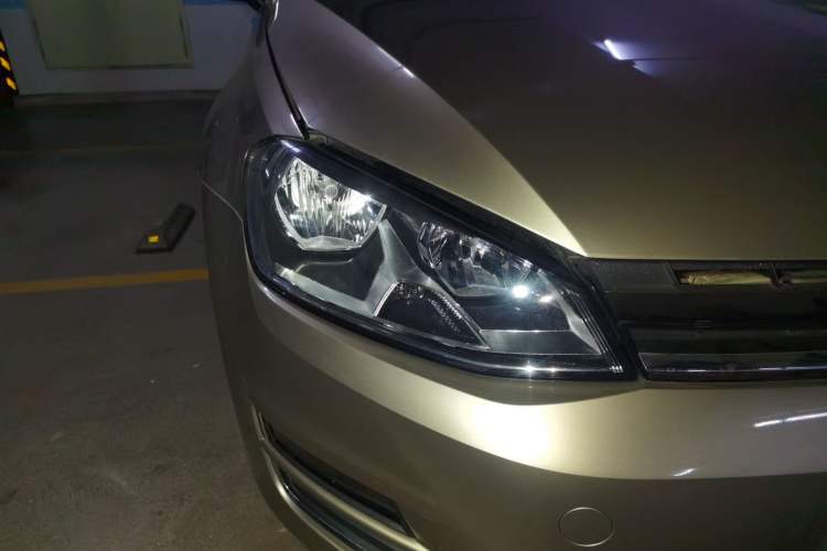 Used Volkswagen Golf 2016 230TSI Automatic Luxury Version Right Front Headlight