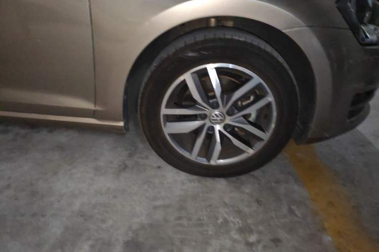 Used Volkswagen Golf 2016 230TSI Automatic Luxury Version Right Front Wheel Hub