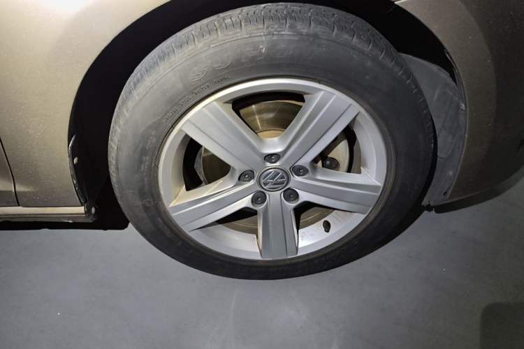 Used Volkswagen Golf 2016 1.6L Automatic Comfort Model Right Front Wheel Hub