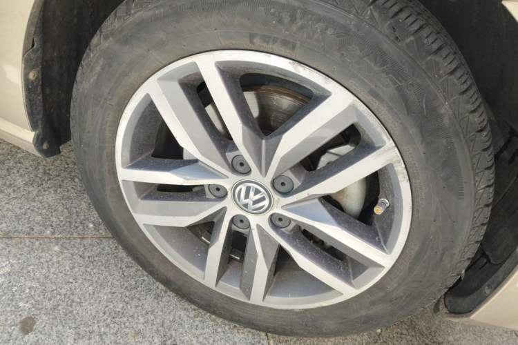 Used Volkswagen Golf 2016 230TSI Automatic Luxury Version Right Front Wheel Hub