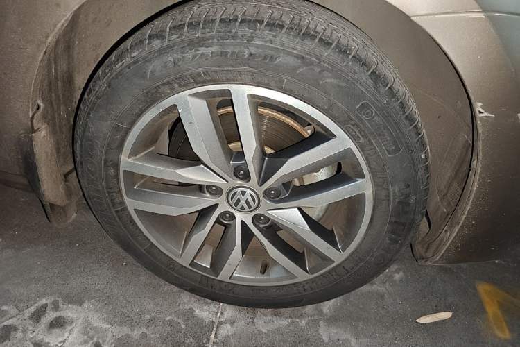 Used Volkswagen Golf 2016 230TSI Automatic Luxury Version Right Front Wheel Hub