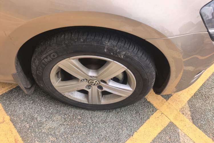 Used Volkswagen Golf 2016 1.6L Automatic Comfort Model Right Front Wheel Hub