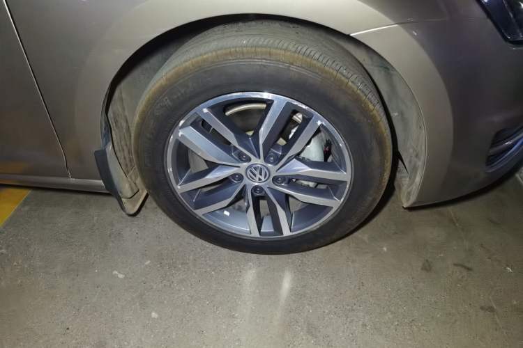 Used Volkswagen Golf 2016 230TSI Automatic Luxury Version Right Front Wheel Hub