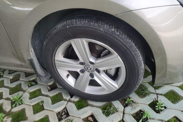Used Volkswagen Golf 2016 230TSI Automatic Comfort Version Right Front Wheel Hub