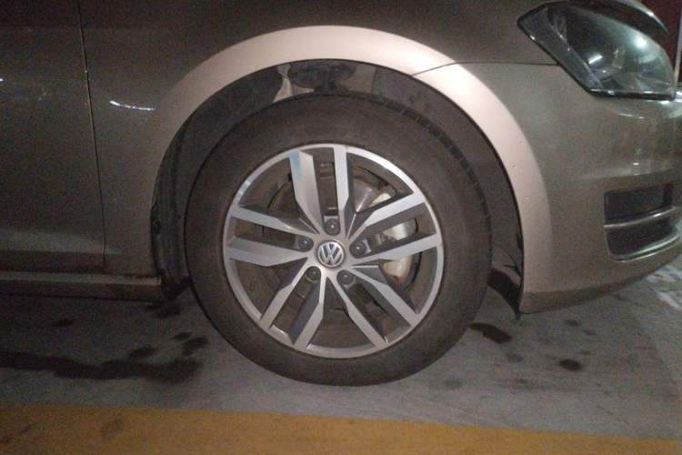 Used Volkswagen Golf 2016 230TSI Automatic Luxury Version Right Front Wheel Hub