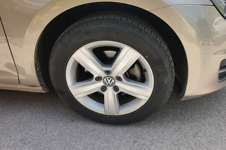 Used Volkswagen Golf 2016 230TSI Automatic Comfort Version Right Front Wheel Hub