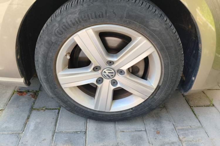 Used Volkswagen Golf 2016 230TSI Automatic Comfort Version Right Front Wheel Hub