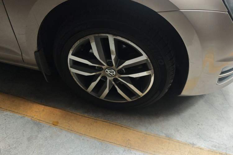 Used Volkswagen Golf 2016 230TSI Automatic Luxury Version Right Front Wheel Hub