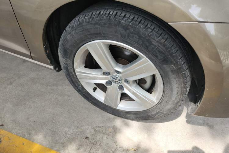 Used Volkswagen Golf 2016 230TSI Automatic Comfort Version Right Front Wheel Hub