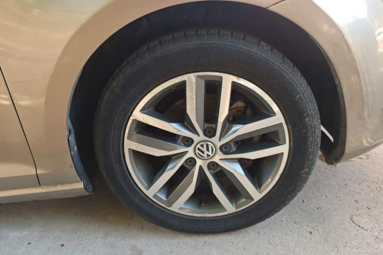 Used Volkswagen Golf 2016 230TSI Automatic Luxury Version Right Front Wheel Hub
