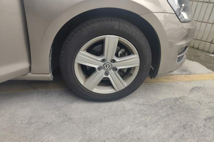 Used Volkswagen Golf 2016 1.6L Automatic Comfort Model Right Front Wheel Hub