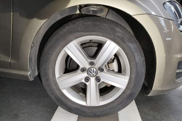 Used Volkswagen Golf 2016 1.6L Automatic Comfort Model Right Front Wheel Hub