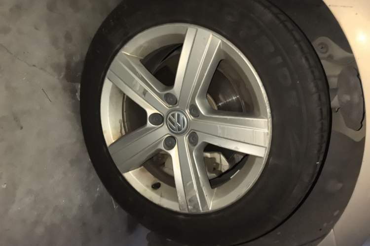 Used Volkswagen Golf 2016 230TSI Automatic Comfort Version Right Front Wheel Hub