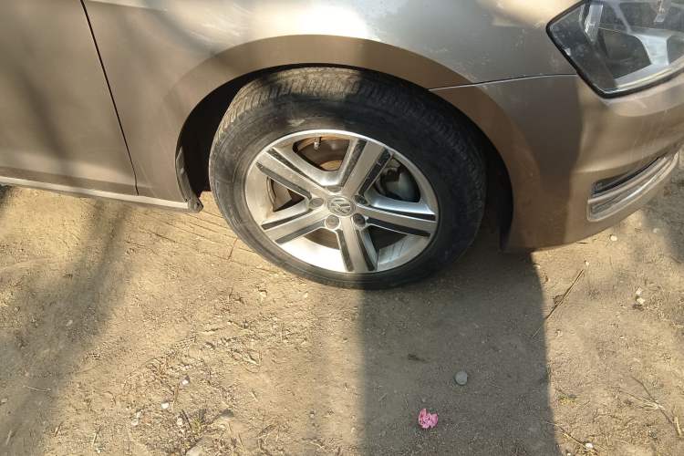 Used Volkswagen Golf 2016 230TSI Automatic Comfort Version Right Front Wheel Hub