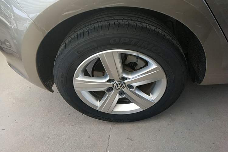 Used Volkswagen Golf 2016 230TSI Automatic Comfort Version Right Rear Wheel Hub