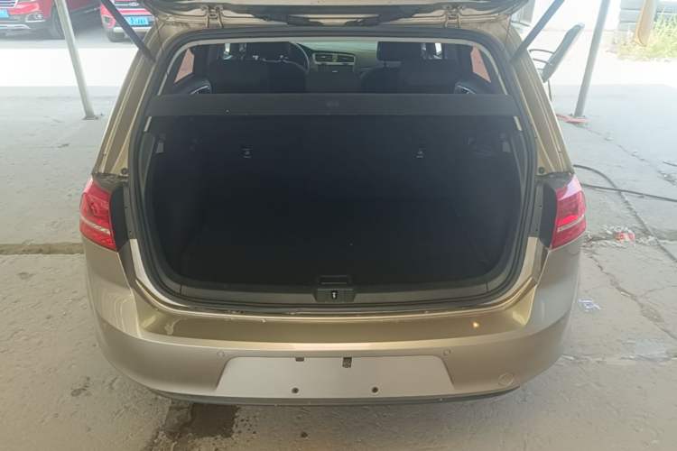 Used Volkswagen Golf 2016 1.6L Manual Fashion Edition Trunk