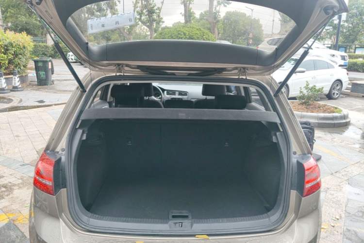 Used Volkswagen Golf 2016 1.6L Automatic Comfort Model Trunk