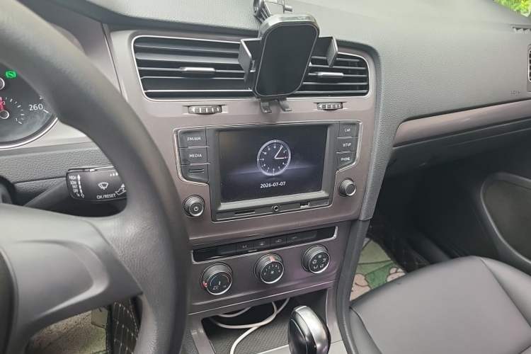 Used Volkswagen Golf 2016 1.6L Automatic Fashion Model Audio And AC Panel
