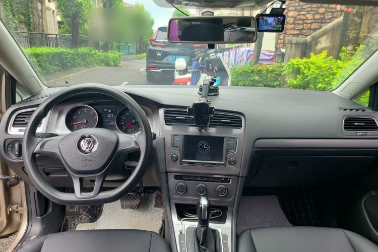 Used Volkswagen Golf 2016 1.6L Automatic Fashion Model Center Console