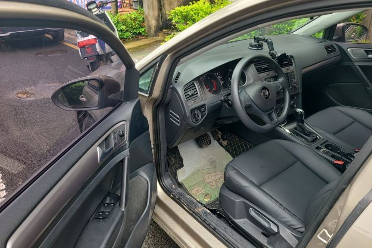 Used Volkswagen Golf 2016 1.6L Automatic Fashion Model Driver Seat