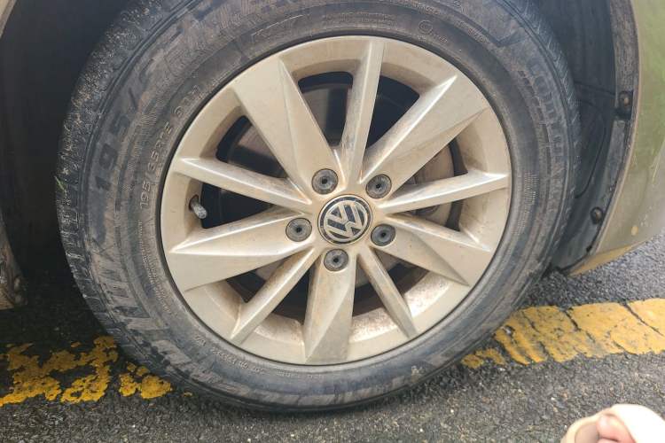 Used Volkswagen Golf 2016 1.6L Automatic Fashion Model Right Front Wheel Hub