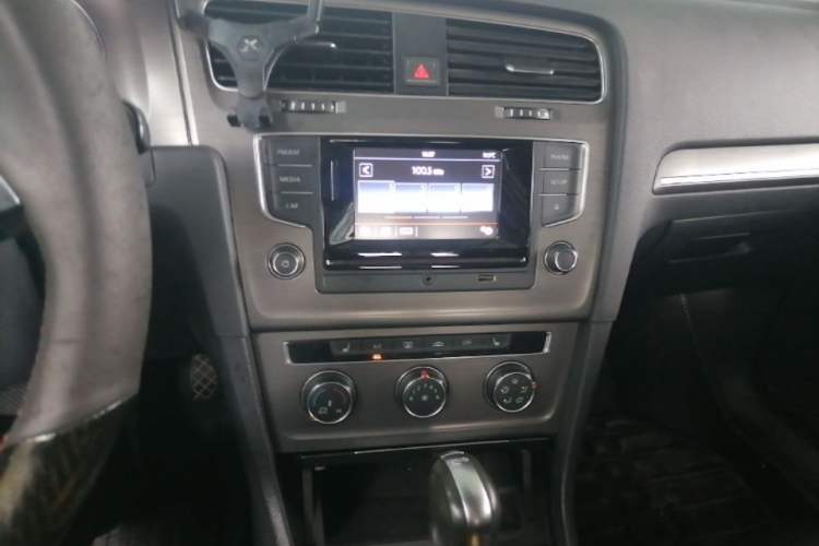 Used Volkswagen Golf 2016 230TSI Automatic Luxury Version Audio And AC Panel
