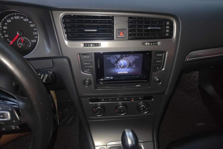 Used Volkswagen Golf 2016 230TSI Automatic Luxury Version Audio And AC Panel