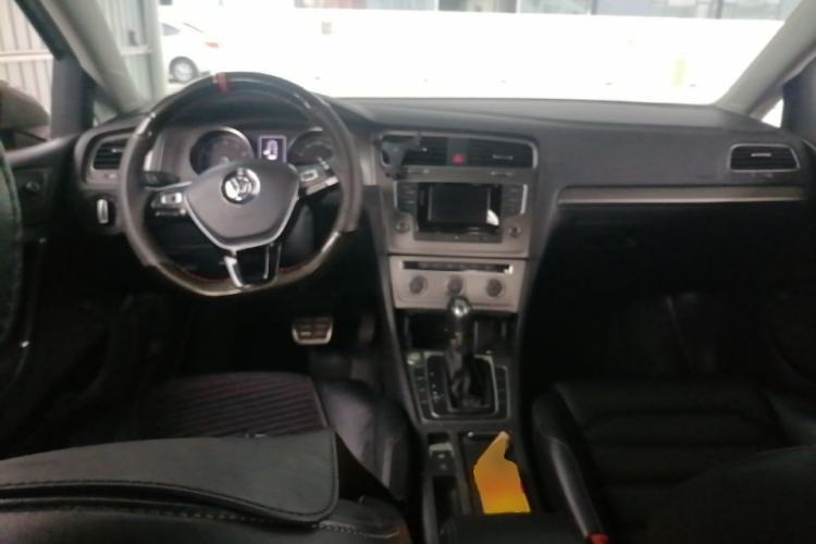 Used Volkswagen Golf 2016 230TSI Automatic Luxury Version Center Console