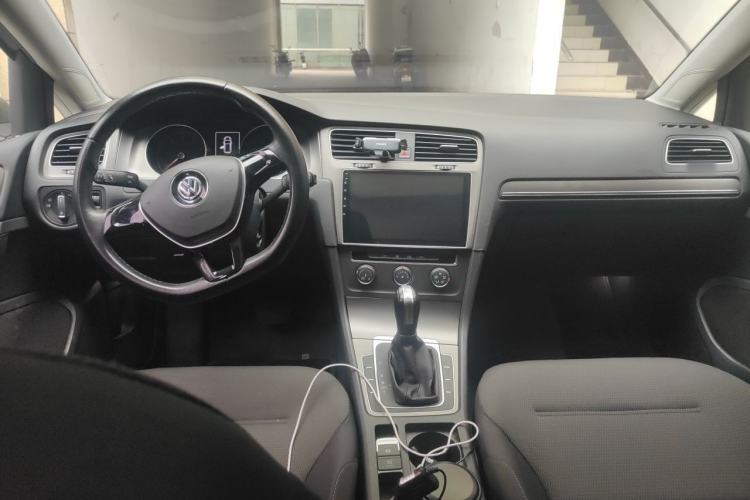 Used Volkswagen Golf 2016 230TSI Automatic Comfort Version Center Console