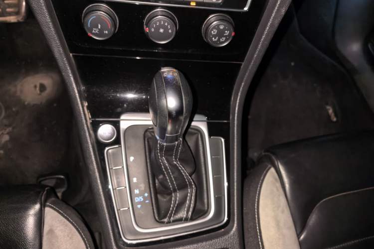 Used Volkswagen Golf 2016 1.4TSI Automatic R-Line Gear Lever