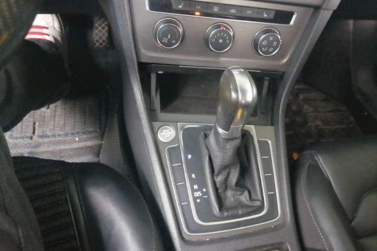 Used Volkswagen Golf 2016 230TSI Automatic Luxury Version Gear Lever