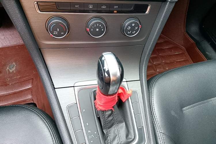 Used Volkswagen Golf 2016 1.6L Automatic Comfort Model Gear Lever