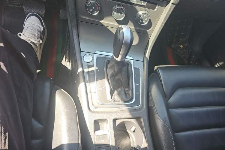 Used Volkswagen Golf 2016 230TSI Automatic Luxury Version Gear Lever