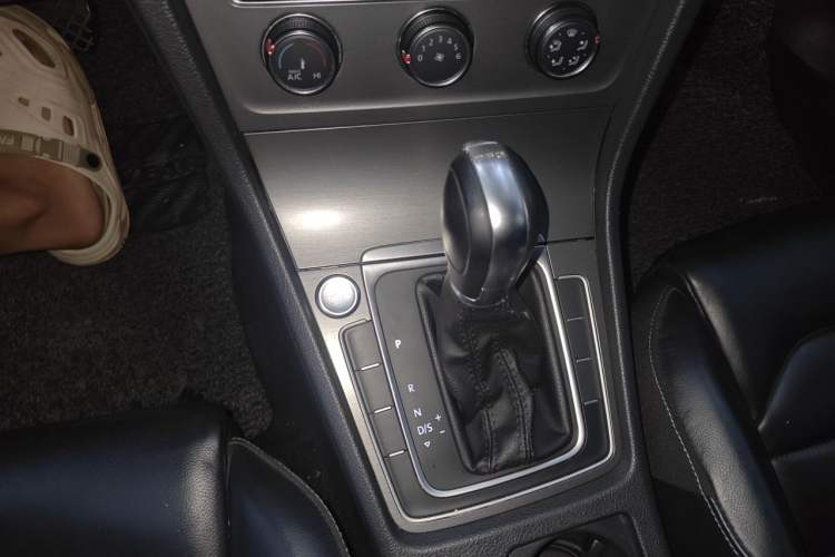 Used Volkswagen Golf 2016 230TSI Automatic Luxury Version Gear Lever