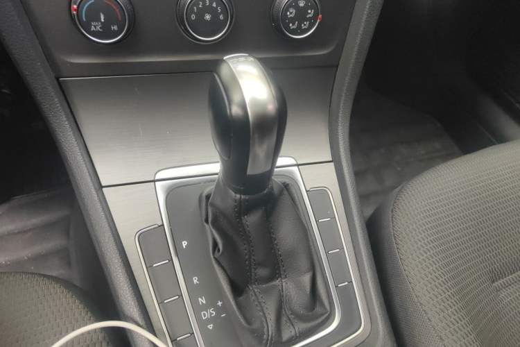 Used Volkswagen Golf 2016 230TSI Automatic Comfort Version Gear Lever