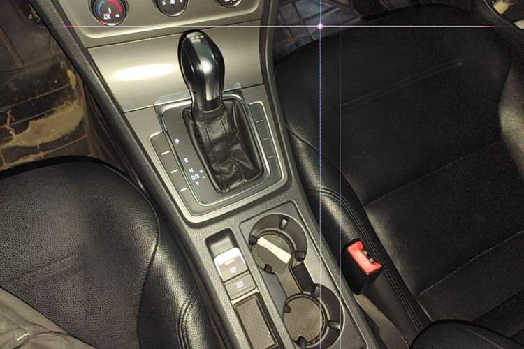 Used Volkswagen Golf 2016 230TSI Automatic Comfort Version Gear Lever