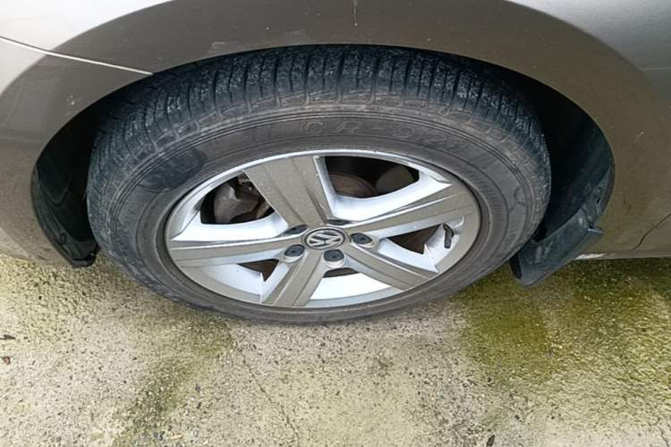 Used Volkswagen Golf 2016 1.6L Automatic Comfort Model Left Front Wheel Hub
