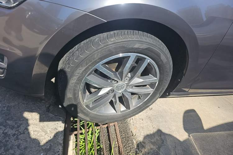 Used Volkswagen Golf 2016 230TSI Automatic Luxury Version Left Front Wheel Hub