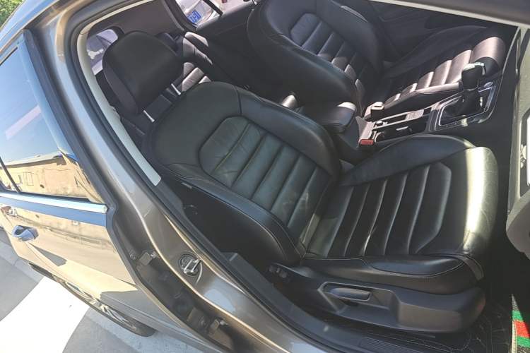 Used Volkswagen Golf 2016 230TSI Automatic Luxury Version Right Front Seat