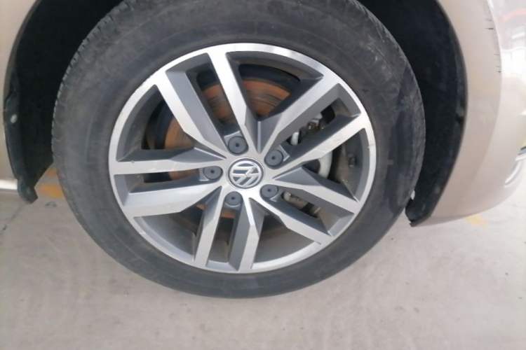 Used Volkswagen Golf 2016 230TSI Automatic Luxury Version Right Front Wheel Hub