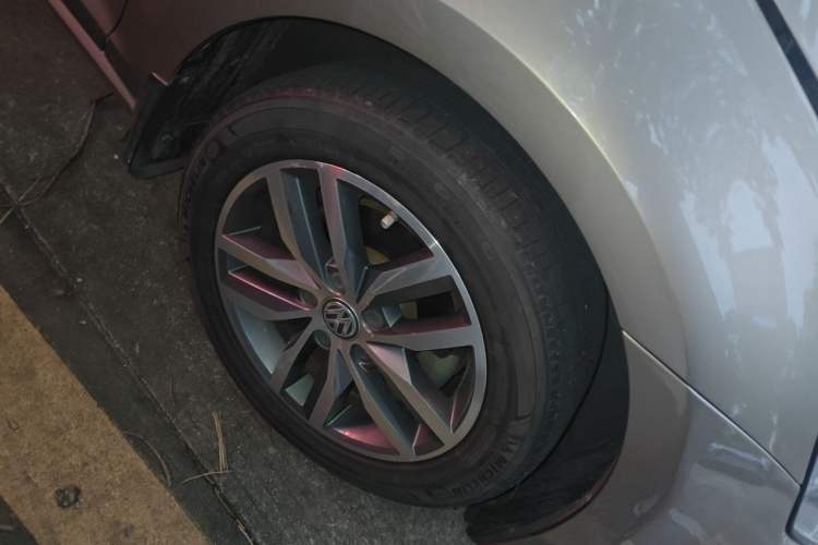 Used Volkswagen Golf 2016 230TSI Automatic Luxury Version Right Front Wheel Hub