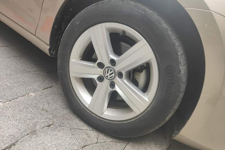Used Volkswagen Golf 2016 230TSI Automatic Comfort Version Right Front Wheel Hub