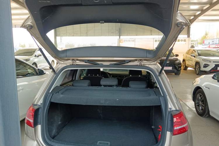 Used Volkswagen Golf 2016 1.6L Automatic Fashion Model Trunk