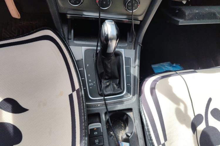 Used Volkswagen Golf 2016 230TSI Automatic Comfort Version Gear Lever