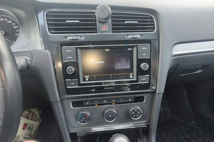 Used Volkswagen Golf 2016 230TSI Automatic Luxury Version Audio And AC Panel