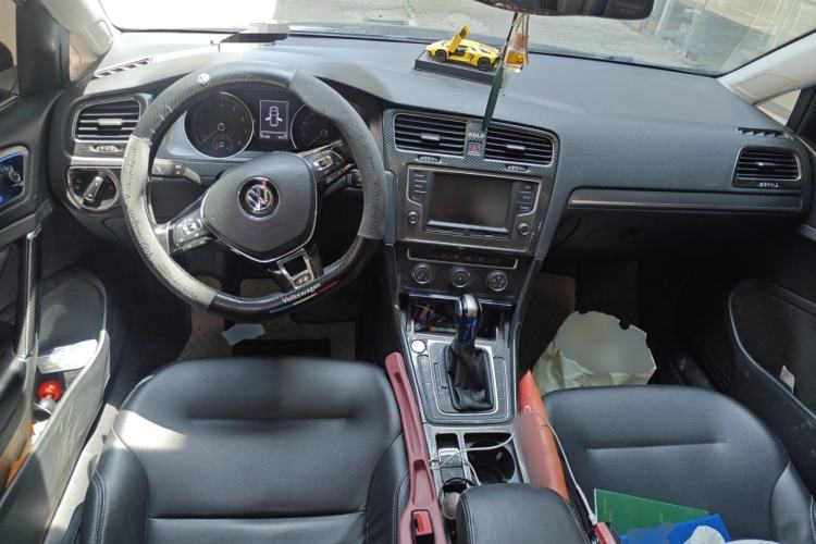 Used Volkswagen Golf 2016 230TSI Automatic Comfort Version Center Console