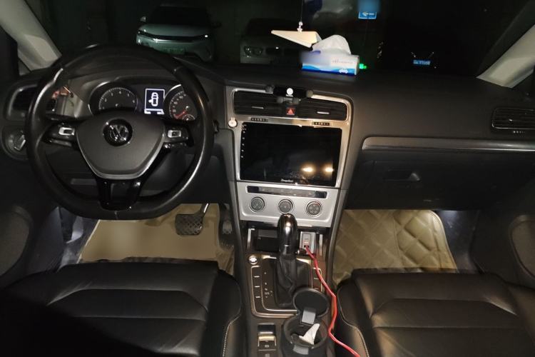 Used Volkswagen Golf 2016 230TSI Automatic Luxury Version Center Console